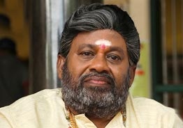 Comedy actor Senthil conducts special pooja with wife, grandchildren & family