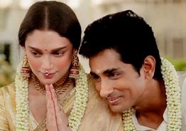 Siddharth and Aditi Rao Hydari tied the knot in an intimate wedding ceremony! - Latest pics