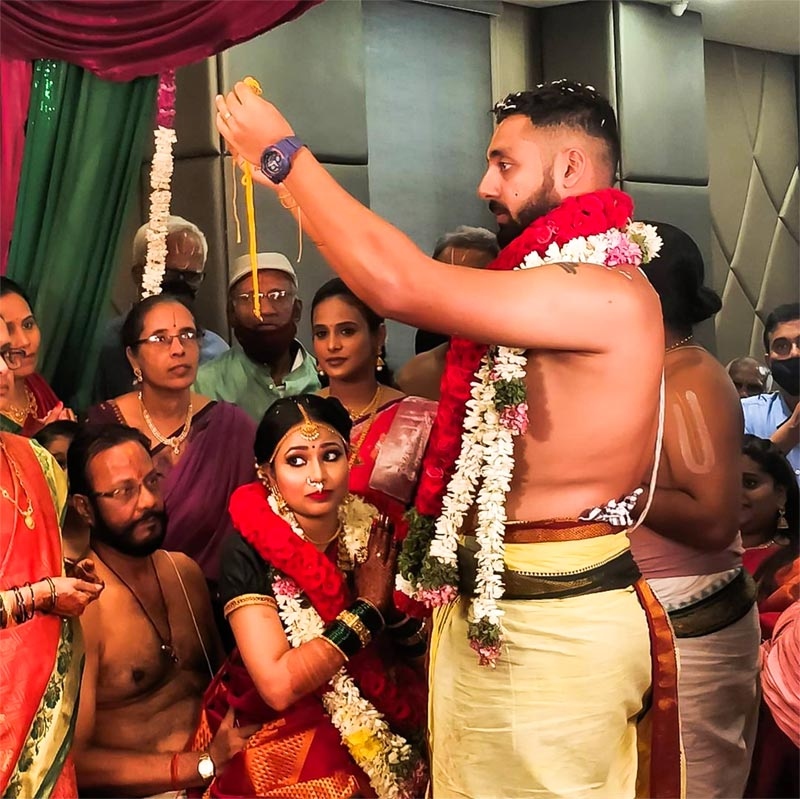 Cricketer Varun Chakravarthy gets married to his girlfriend! - Tamil News - IndiaGlitz.com