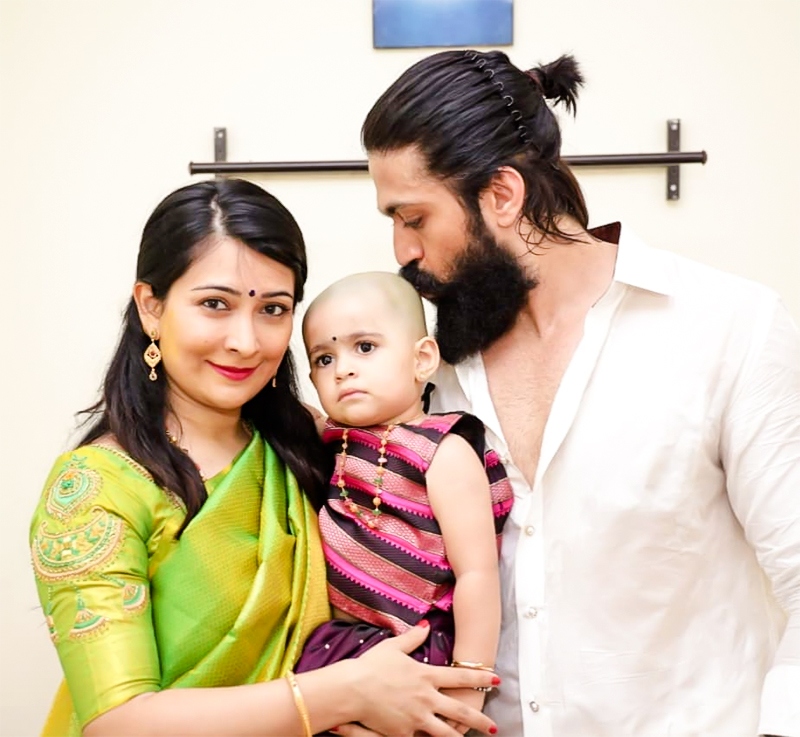 Kgf Yash Shares A Cutemax Click With Daughter Tamil News Indiaglitz Com