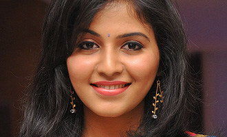 Anjali dismisses baseless rumors with a smile