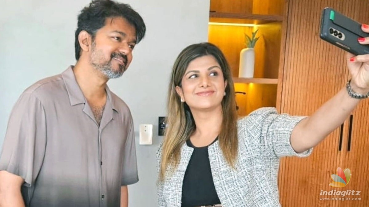 âMinsara Kannaâ reunion: Actress Rambha meets Thalapathy Vijay along with her family!