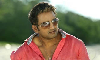 What is Santhanam's 'Inimey Ippadithaan' About?