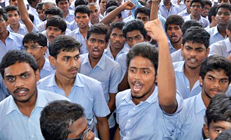 Chennai College students bunk classes to protest against NEET - Tamil ...