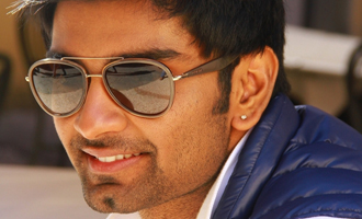 Whoa!  Atharvaa Murali with four hottest beauties in his next