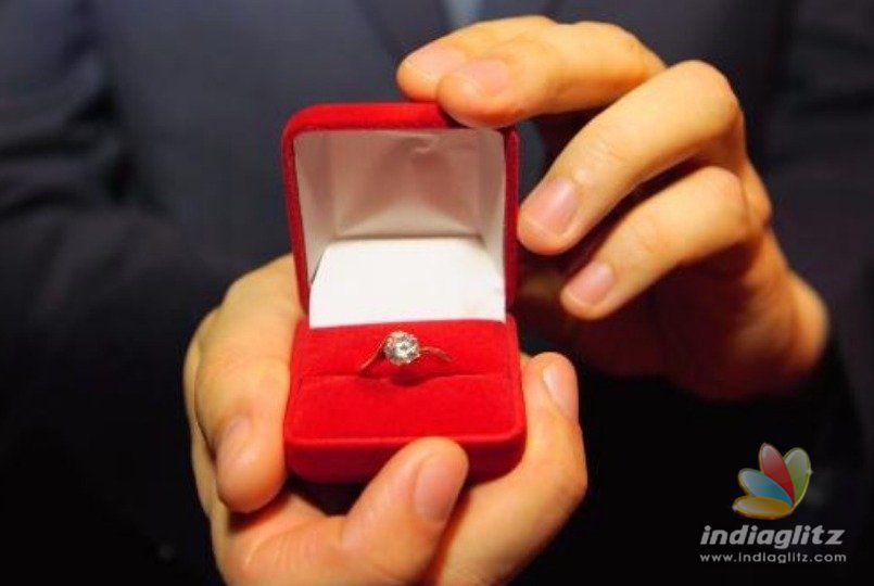 Director asks girlfriend to marry him during award ceremony!