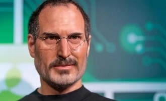 Lisa Brennan Claims Steve Jobs Told She Smells Like Toilet in His Deathbed
