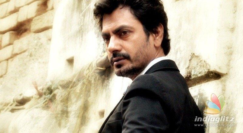 Nawazuddin Siddiqui’s Crazy Fan Drags Him For A Selfie! Watch Video