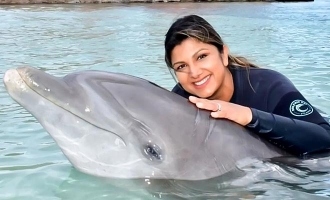 Veteran actress Rambha enjoys playing with dolphins on her vacation! - Viral photos