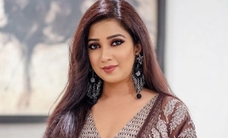 Shreya Ghoshal floats in water during pregnancy - Nostalgic picture goes viral