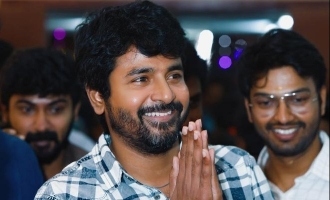 Sivakarthikeyan gifts a gold chain to his director!