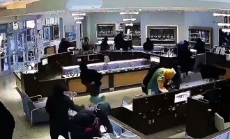 California Heist: 20 Masked Thieves Loot Pune's PNG Jewellers Outlet
