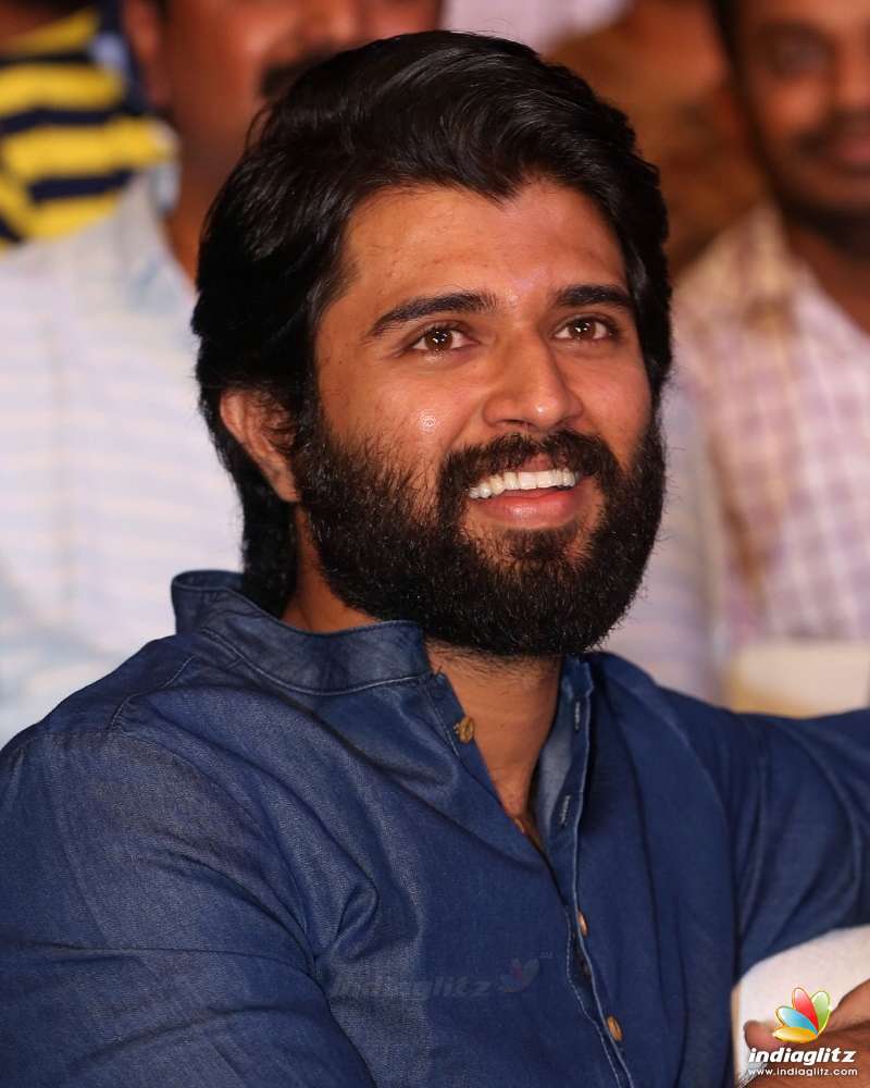 Vijay Devarakonda Arjun Reddy Star Vijay Devarakonda Looks Hot And Raises Check Out This 