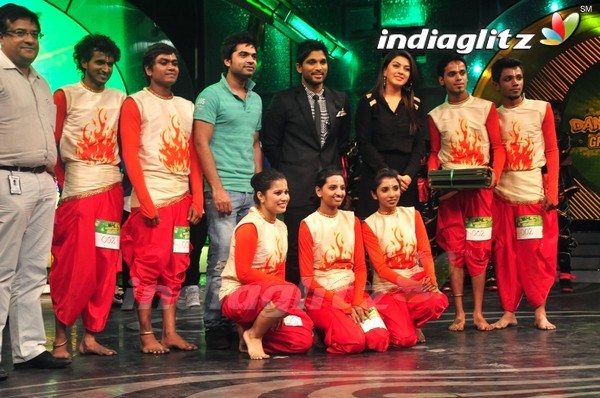 Allu Arjun & Simbu @ 7Up Dance Finale