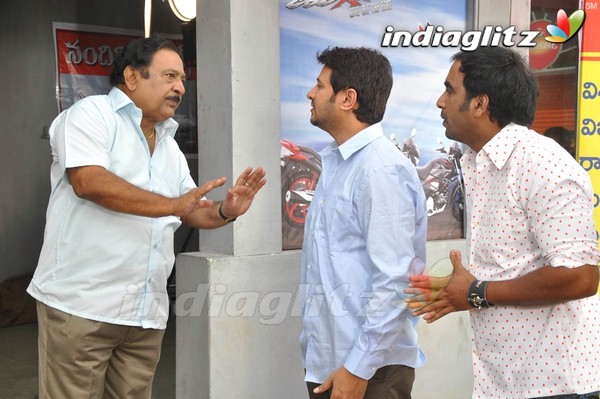 'Athadu Hardware Aame Software' On Location