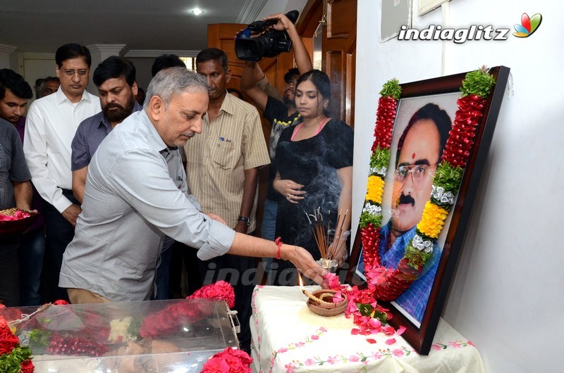 Chiranjeevi Pays Last Respect To Director Vijaya Bapineedu