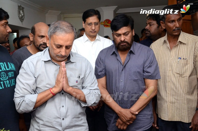 Chiranjeevi Pays Last Respect To Director Vijaya Bapineedu