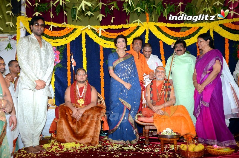 Celebs @ Sri Swaroopanandendra Saraswati Daiva Sannidhanam