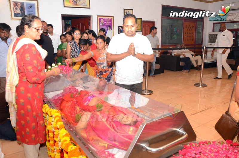 Chiranjeevi, Rajasekhar, Jeevitha Pay Last Respects To Vijaya Nirmala