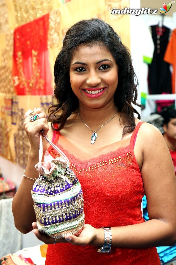 Geethanjali Launches National Silk Expo at Sri Satyasai Nigamagamam