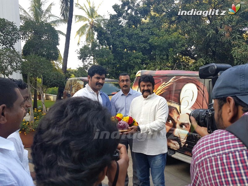 Balakrishna flags off 100 temples tour by fans for 'Gautamiputra Satakarni'