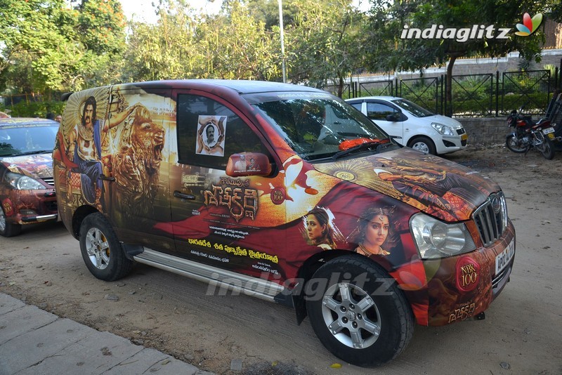 Balakrishna flags off 100 temples tour by fans for 'Gautamiputra Satakarni'