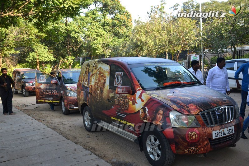 Balakrishna flags off 100 temples tour by fans for 'Gautamiputra Satakarni'