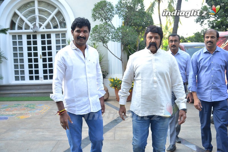 Balakrishna flags off 100 temples tour by fans for 'Gautamiputra Satakarni'