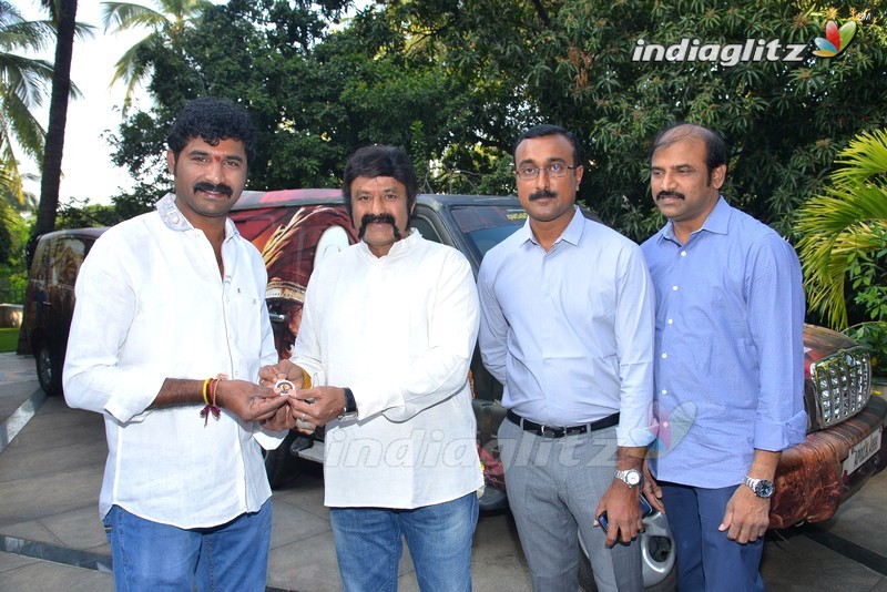 Balakrishna flags off 100 temples tour by fans for 'Gautamiputra Satakarni'