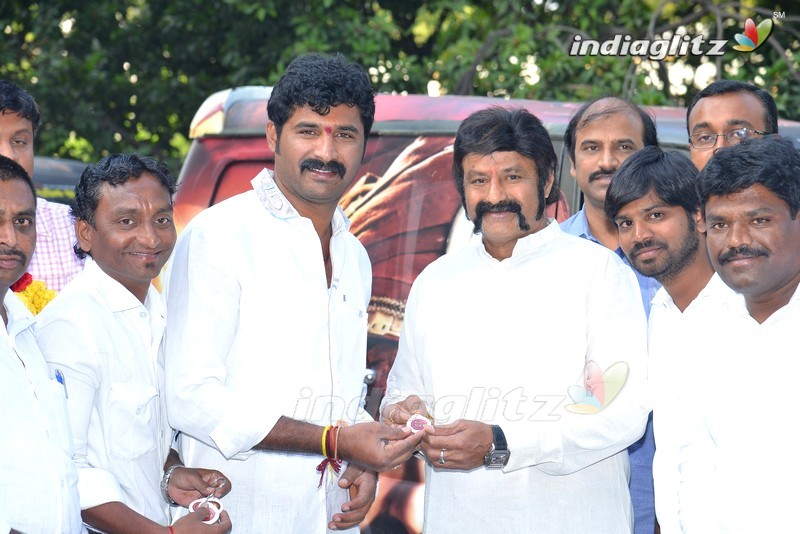 Balakrishna flags off 100 temples tour by fans for 'Gautamiputra Satakarni'