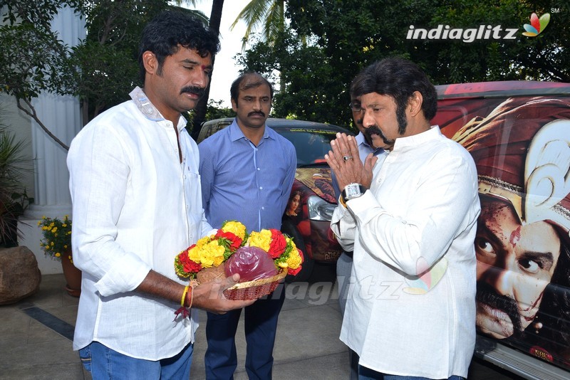 Balakrishna flags off 100 temples tour by fans for 'Gautamiputra Satakarni'