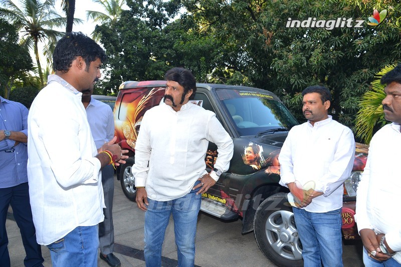 Balakrishna flags off 100 temples tour by fans for 'Gautamiputra Satakarni'