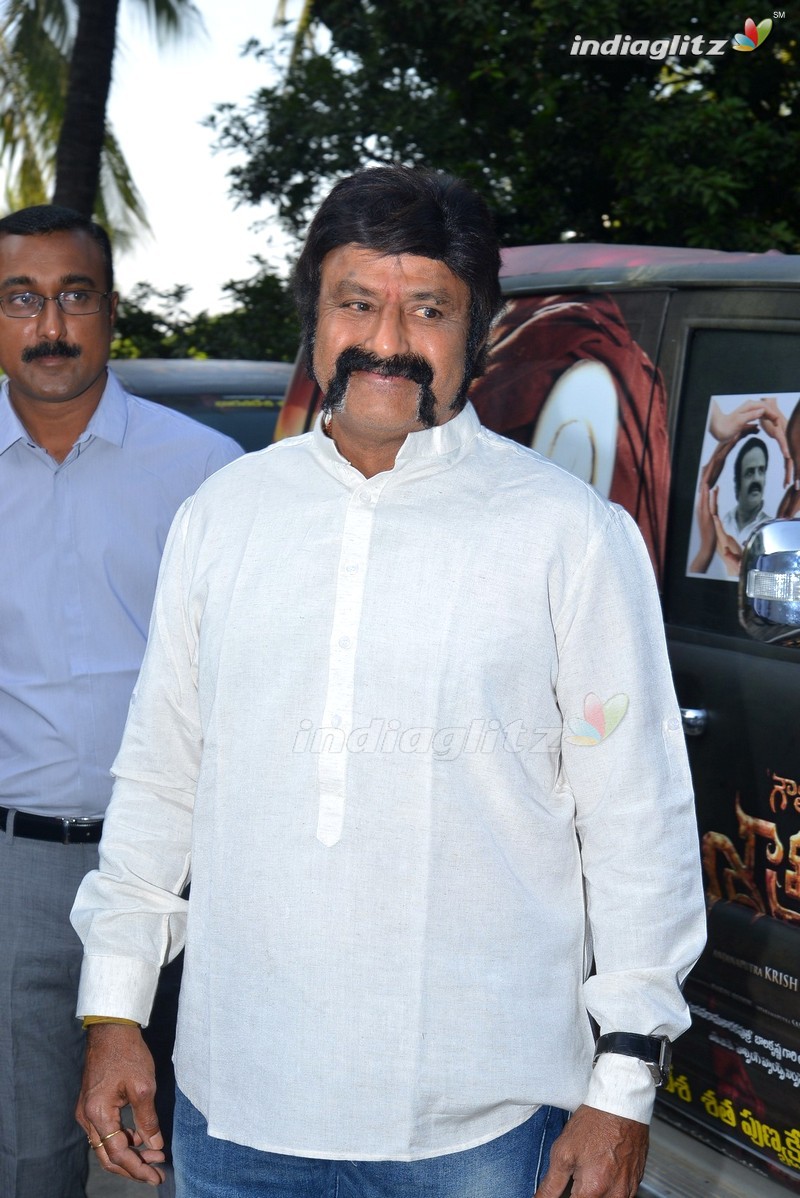 Balakrishna flags off 100 temples tour by fans for 'Gautamiputra Satakarni'