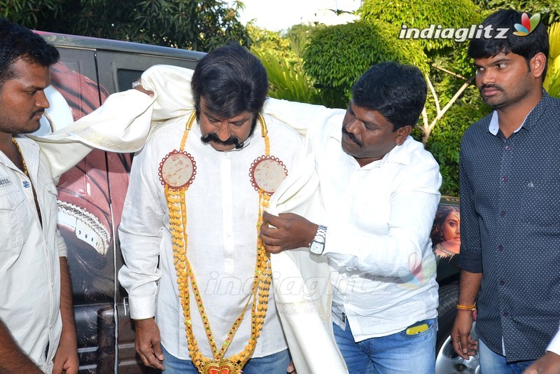 Balakrishna flags off 100 temples tour by fans for 'Gautamiputra Satakarni'