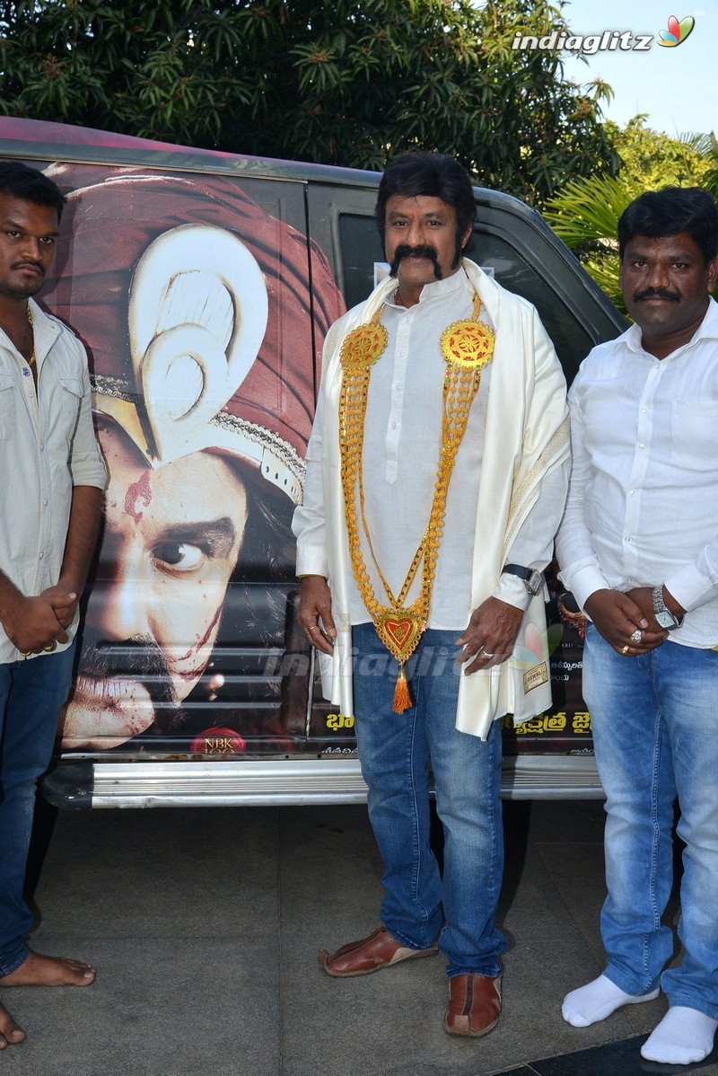 Balakrishna flags off 100 temples tour by fans for 'Gautamiputra Satakarni'