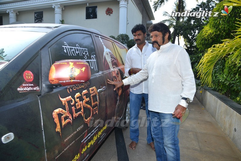 Balakrishna flags off 100 temples tour by fans for 'Gautamiputra Satakarni'