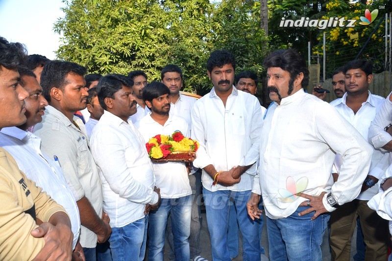 Balakrishna flags off 100 temples tour by fans for 'Gautamiputra Satakarni'