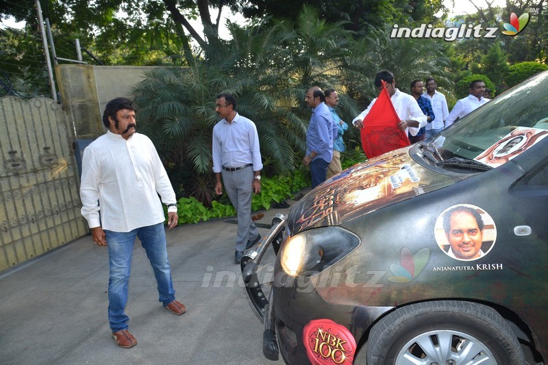 Balakrishna flags off 100 temples tour by fans for 'Gautamiputra Satakarni'