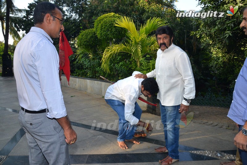 Balakrishna flags off 100 temples tour by fans for 'Gautamiputra Satakarni'