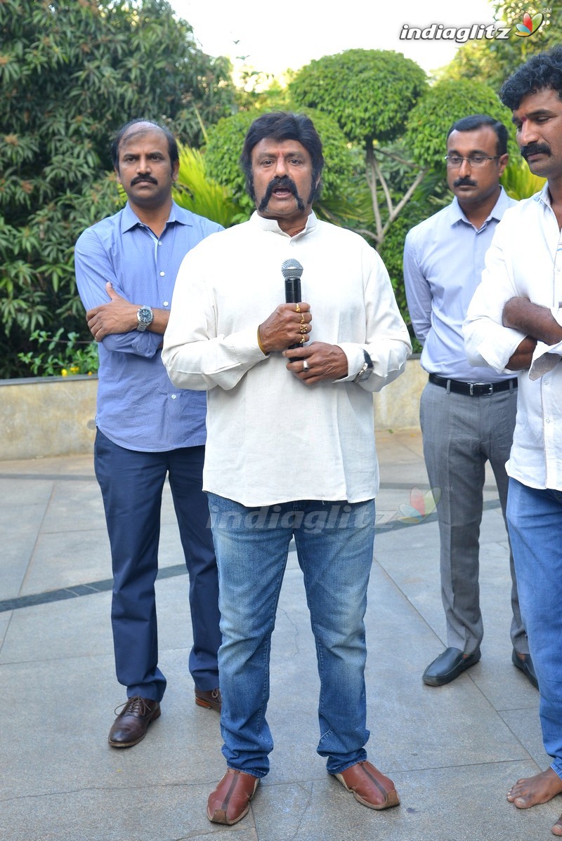 Balakrishna flags off 100 temples tour by fans for 'Gautamiputra Satakarni'