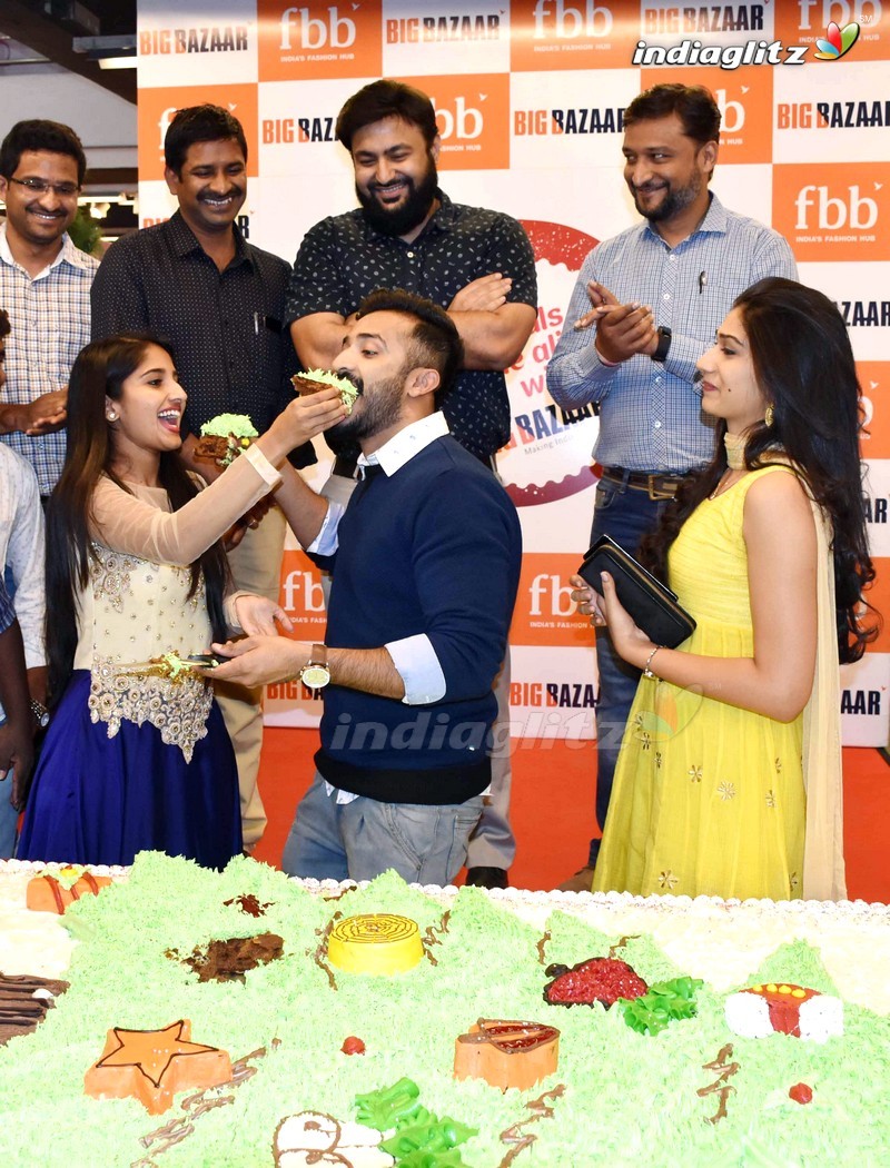 'Idi Maa Prema Katha' Team Unveils The Largest Cake in Hyd @ Big Bazaar