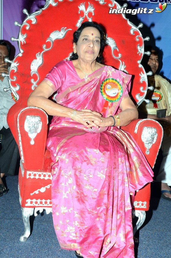 Jamuna Receives Yuva Kalavahini Life Time Achivement Award