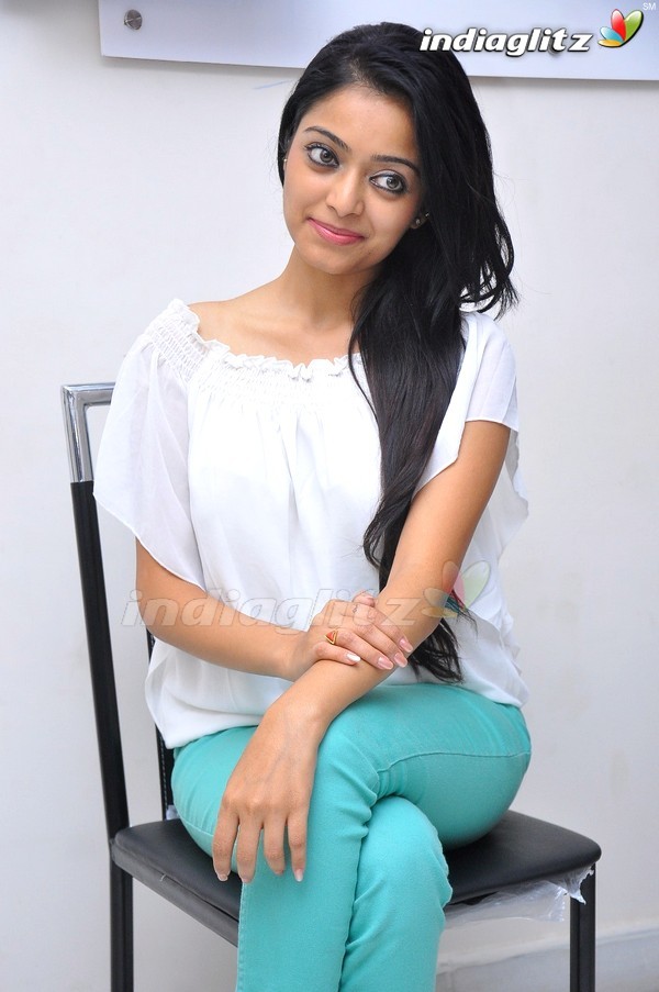 Janani Iyer Special Gallery