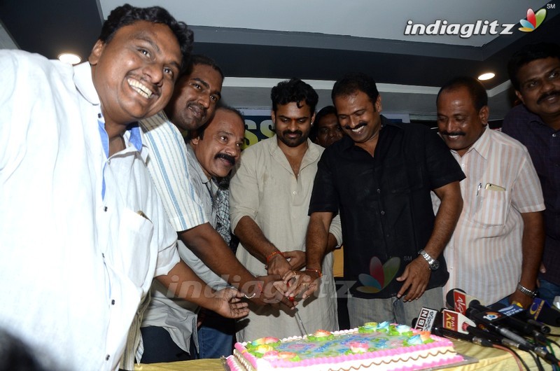 'Jawaan' Team Cake Cutting With Fans
