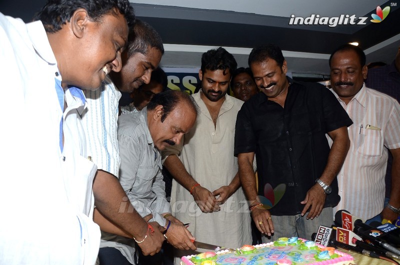 'Jawaan' Team Cake Cutting With Fans