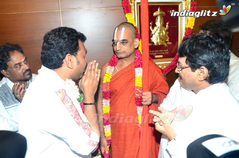 Chinna Jeeyar Swamiji Launches Kancheepuram Varamahalakshmi Silks Launch