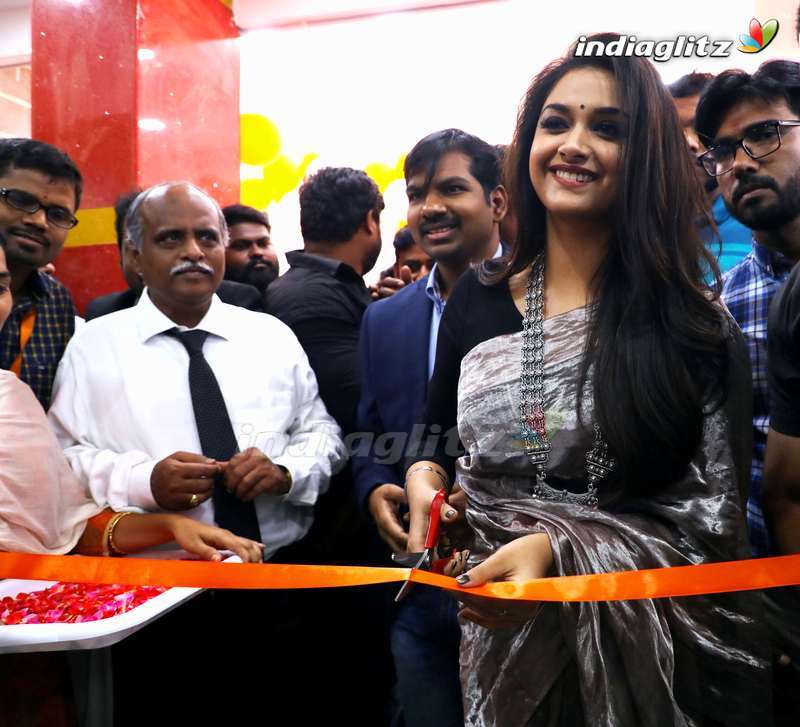 Keerthy Suresh Launches Happi Mobiles Stores In Guntur
