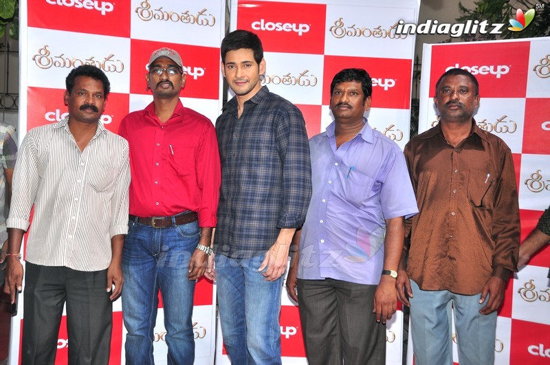 Mahesh Babu Meets Close Up 'Srimanthudu' Contest Winners