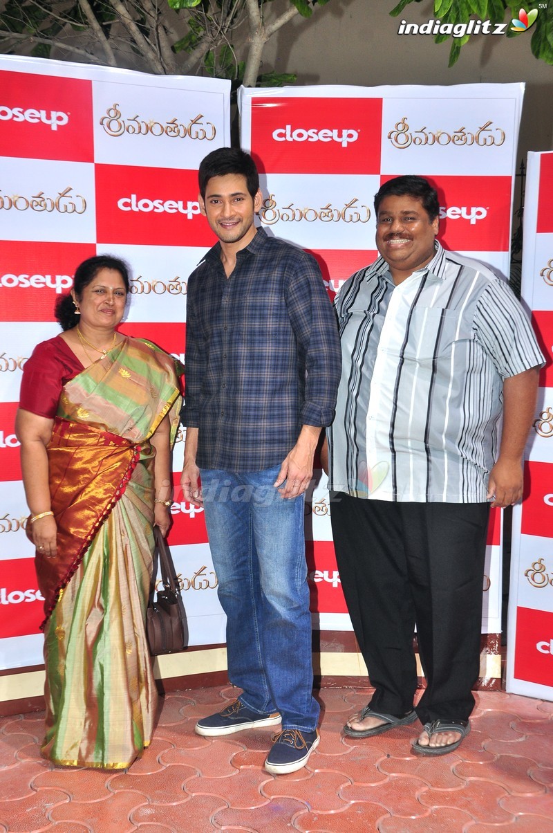 Mahesh Babu Meets Close Up 'Srimanthudu' Contest Winners