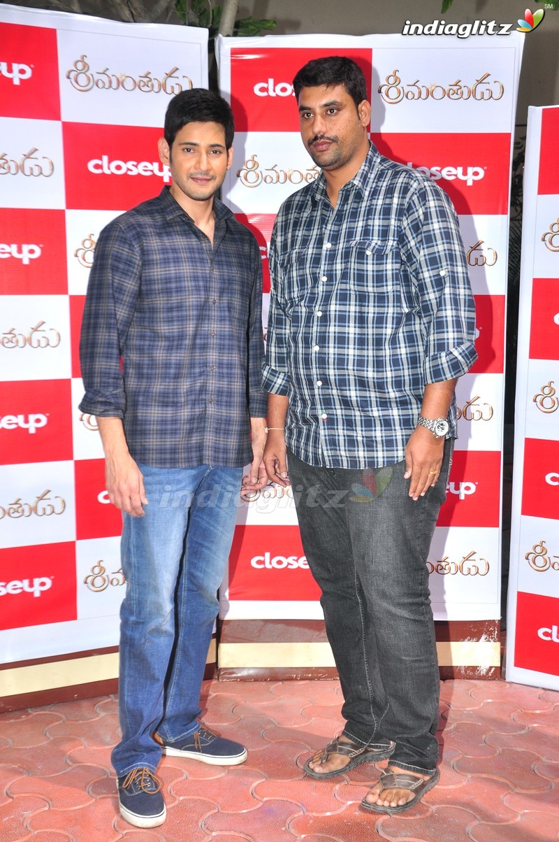 Mahesh Babu Meets Close Up 'Srimanthudu' Contest Winners